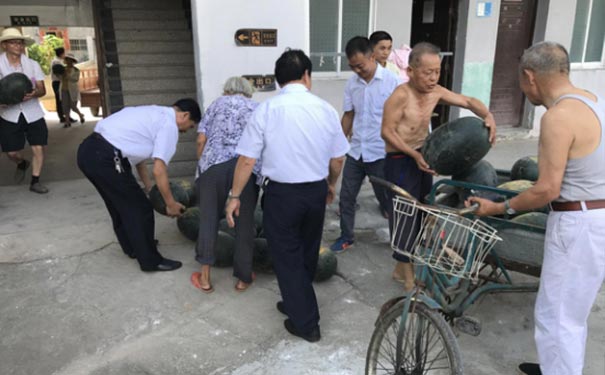 炎炎夏日，為福利院老人送清涼