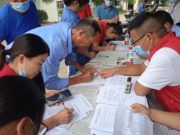 交警中隊(duì)聯(lián)合昌利公司為員工進(jìn)行電動(dòng)車(chē)掛牌服務(wù)