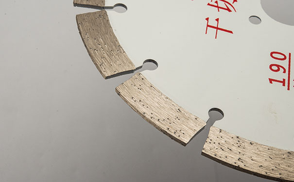 大理石鋸片在切割過(guò)程中搖擺是怎么回事呢？