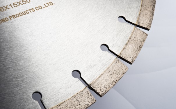 花崗石鋸片的這些使用細(xì)節(jié)，不注意將會影響花崗石切割的平整度!