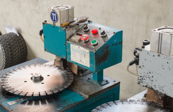 石材切割片鋸機(jī)軸的精度應(yīng)該如何檢驗(yàn)調(diào)整呢？